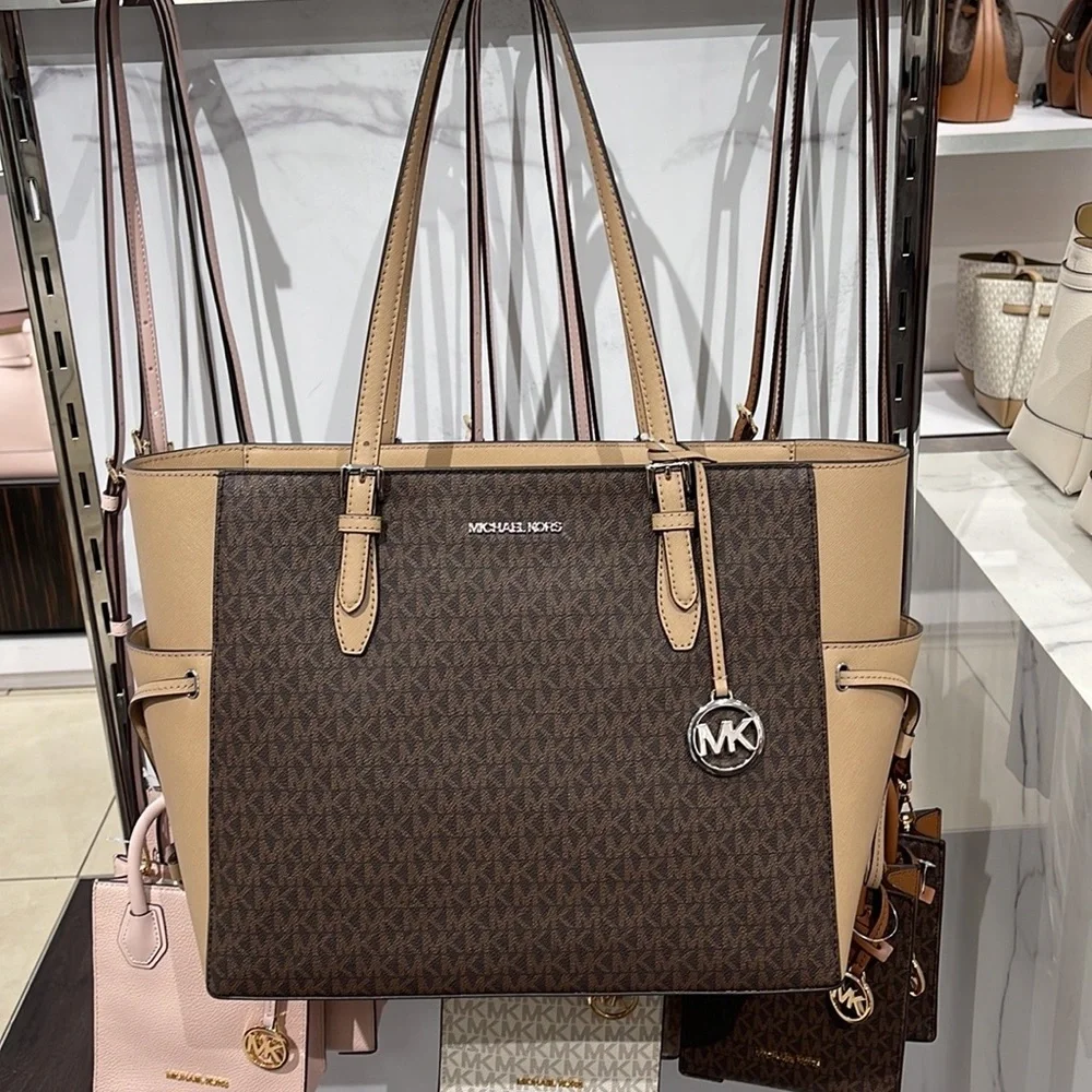 MICHAEL KORS GILLY LARGE DRAWSTRING TRAVEL TOTE SIGNATURE Camel NWT